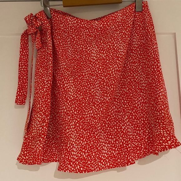 Super Cute Side-Tie Mini Skirt! - Picture 2 of 3